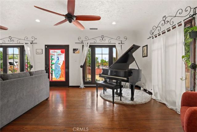 11232 Oxnard Street, North Hollywood, CA 91606