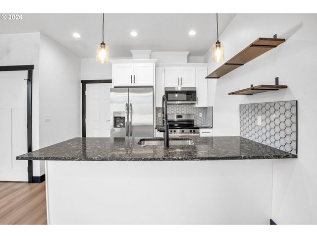 720 S 8TH Ave, Cornelius, OR 97113