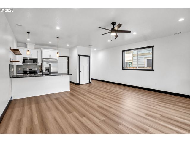 720 S 8TH Ave, Cornelius, OR 97113