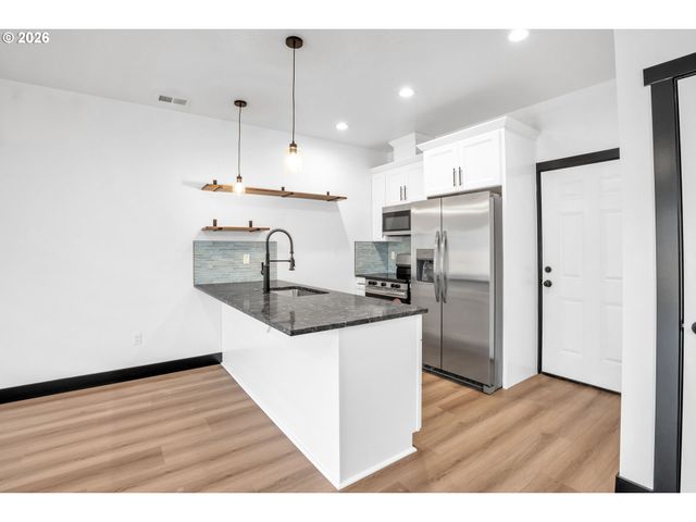 720 S 8TH Ave, Cornelius, OR 97113