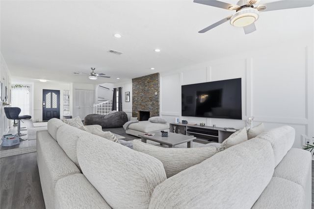 1627 N Hearthside Drive, Richmond, TX 77406