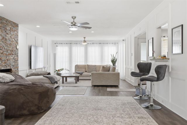 1627 N Hearthside Drive, Richmond, TX 77406