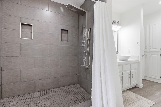 1627 N Hearthside Drive, Richmond, TX 77406