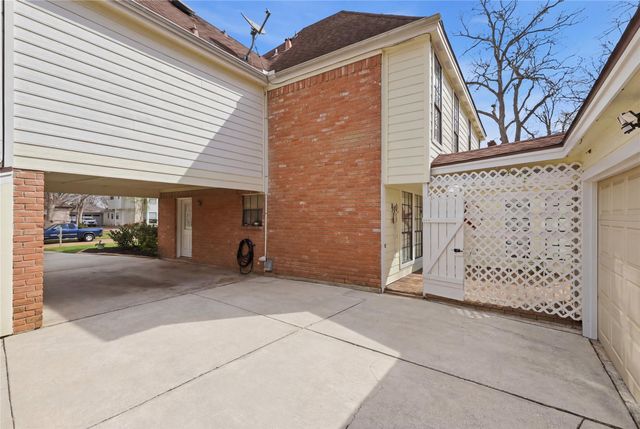 1627 N Hearthside Drive, Richmond, TX 77406