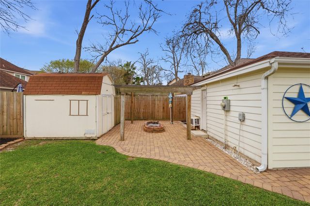 1627 N Hearthside Drive, Richmond, TX 77406