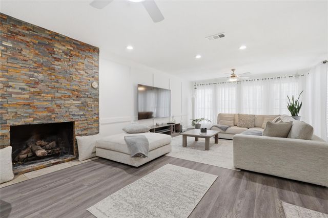 1627 N Hearthside Drive, Richmond, TX 77406