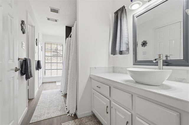 1627 N Hearthside Drive, Richmond, TX 77406