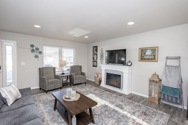 6690 Crofton Lane S, Fargo, ND 58104