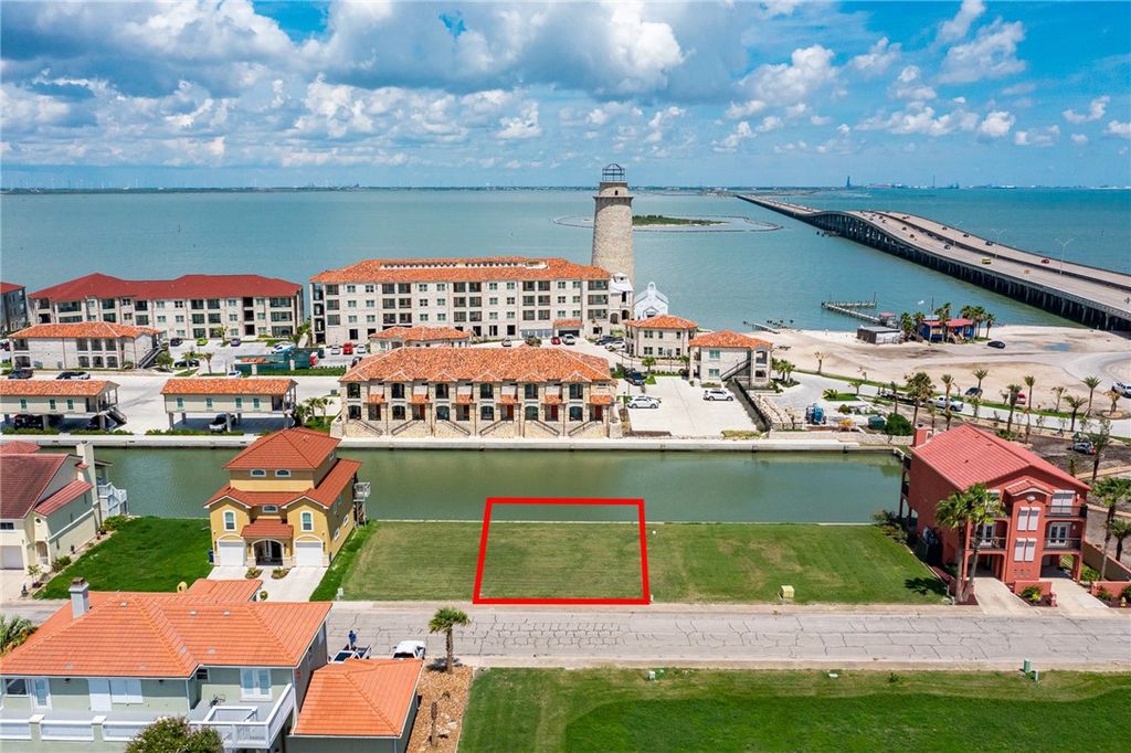714 Kings Point Dr, Corpus Christi, TX 78402 — exterior
