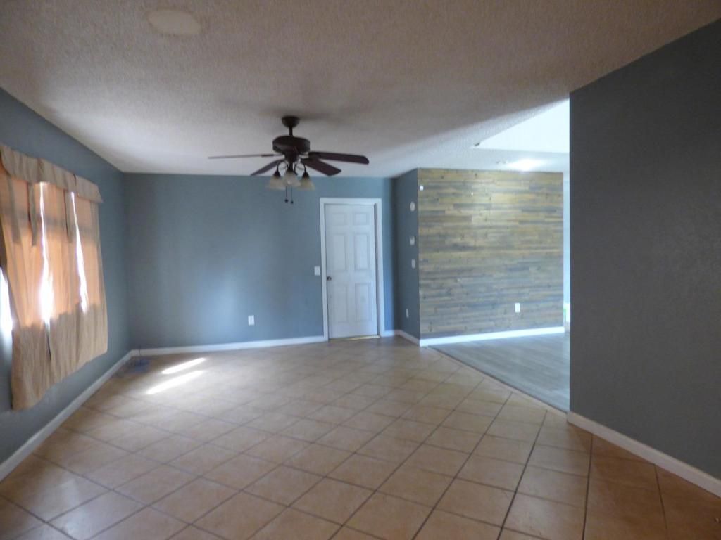 Image 5 of property listing at 5850 E Ramona Avenue, Fresno, CA 93727