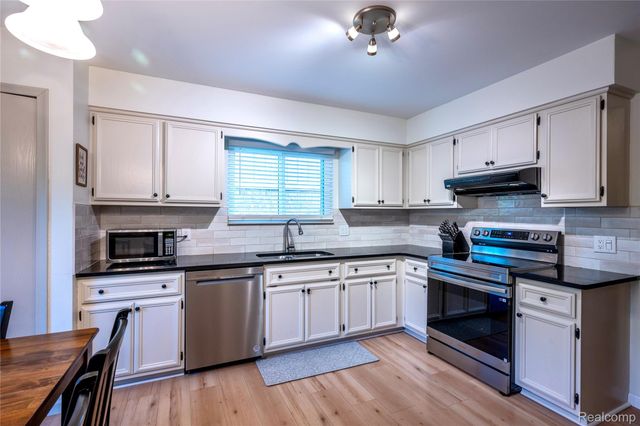 36832 Carriage Drive, Sterling Heights, MI 48310