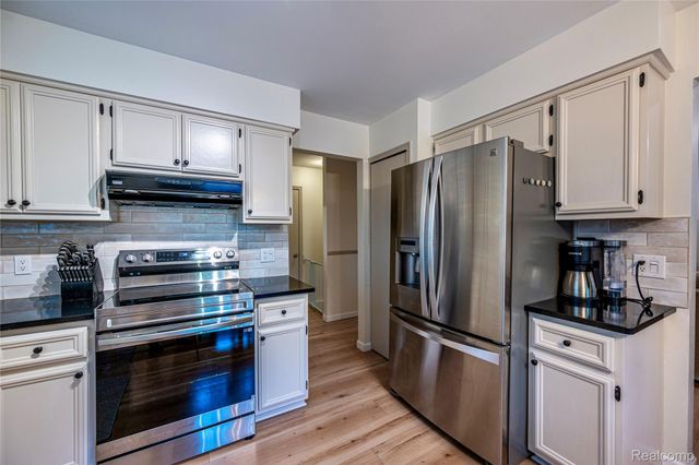 36832 Carriage Drive, Sterling Heights, MI 48310
