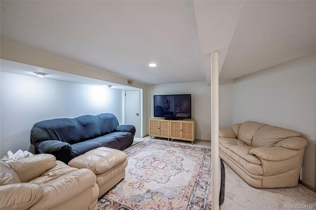 36832 Carriage Drive, Sterling Heights, MI 48310
