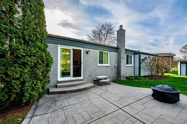 36832 Carriage Drive, Sterling Heights, MI 48310
