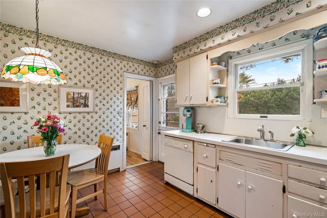 32 Arbor Road, East Hills, NY 11577