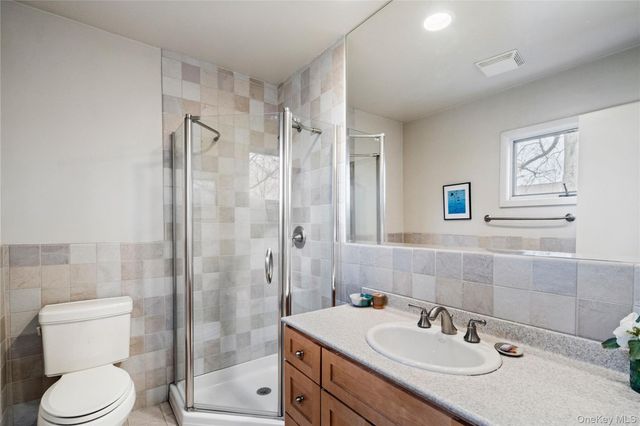 32 Arbor Road, East Hills, NY 11577