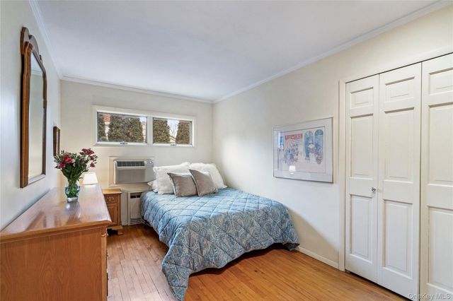 32 Arbor Road, East Hills, NY 11577