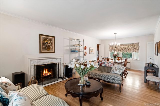 32 Arbor Road, East Hills, NY 11577