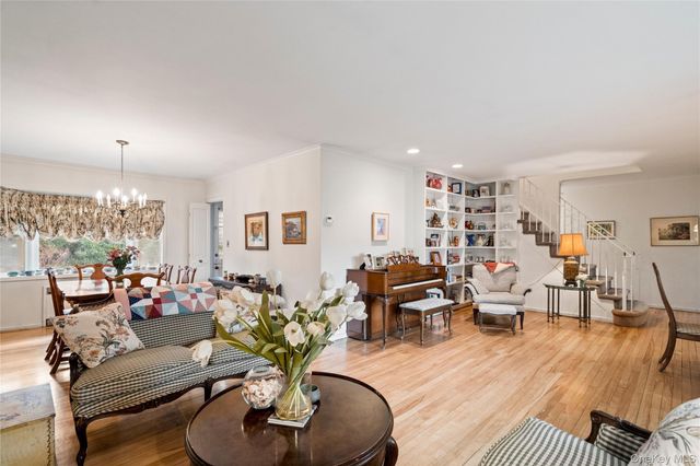 32 Arbor Road, East Hills, NY 11577