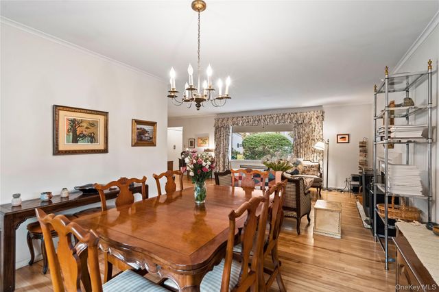 32 Arbor Road, East Hills, NY 11577