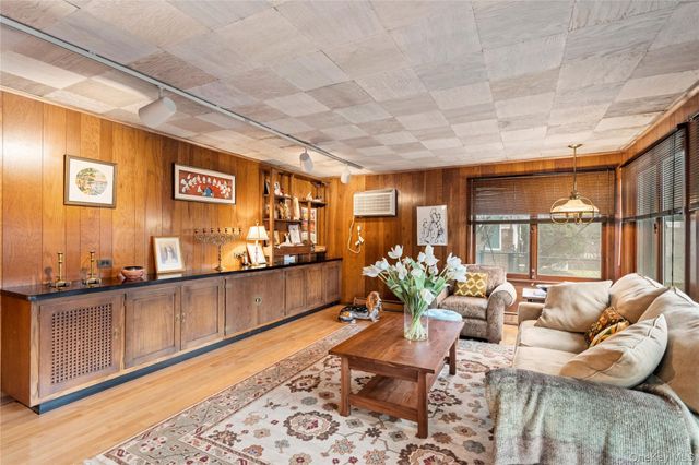 32 Arbor Road, East Hills, NY 11577