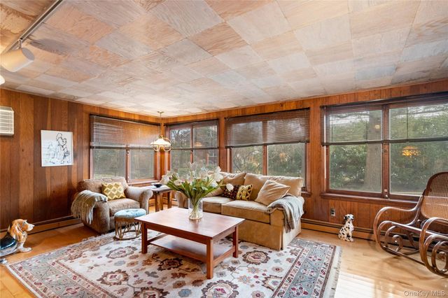 32 Arbor Road, East Hills, NY 11577