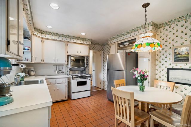 32 Arbor Road, East Hills, NY 11577