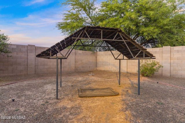 8070 W Crowned Eagle Court, Tucson, AZ 85757