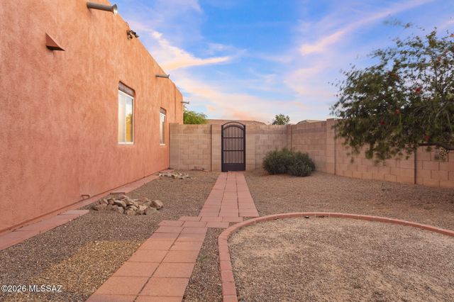 8070 W Crowned Eagle Court, Tucson, AZ 85757