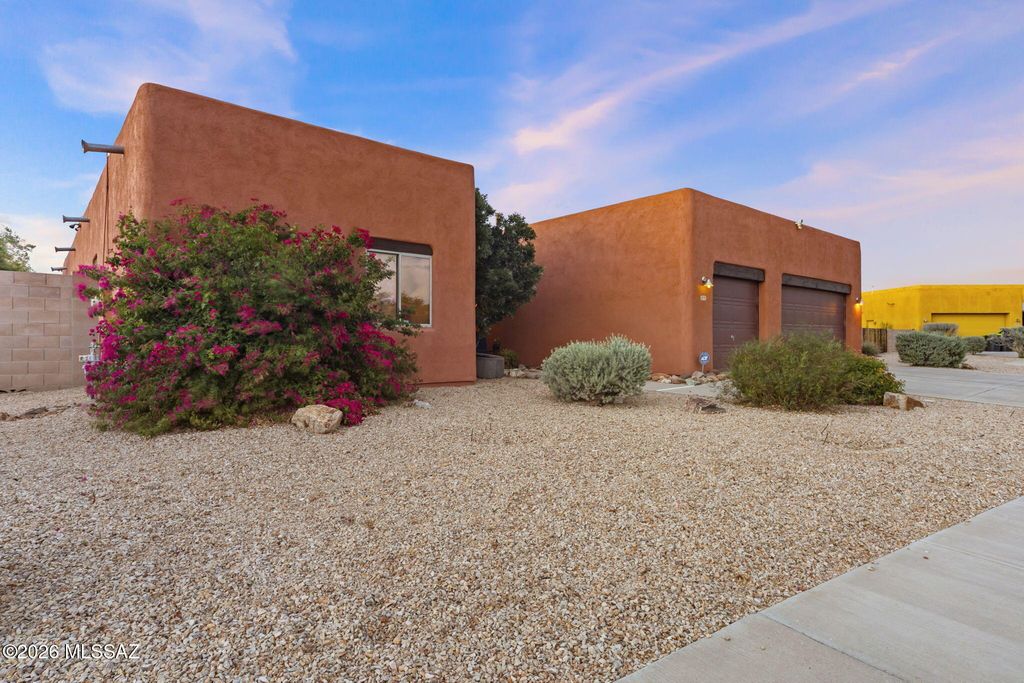 8070 W Crowned Eagle Court, Tucson, AZ 85757