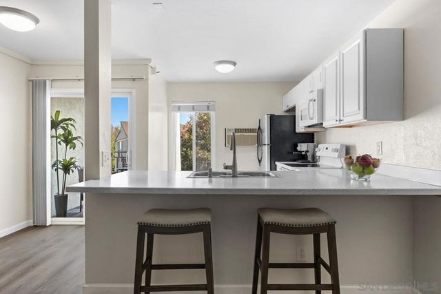 7508 Parkway Dr. 105, La Mesa, CA 91942