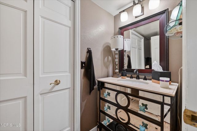 7003 Shadowcreek Drive, Maumee, OH 43537