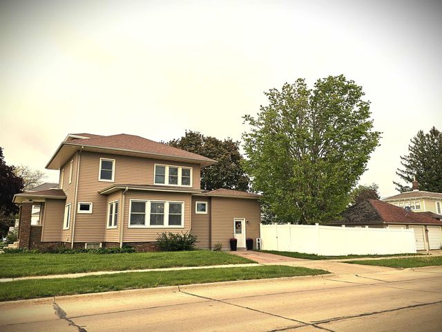 401 N Walnut Avenue, New Hampton, IA 50659