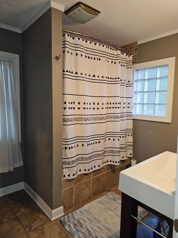 401 N Walnut Avenue, New Hampton, IA 50659