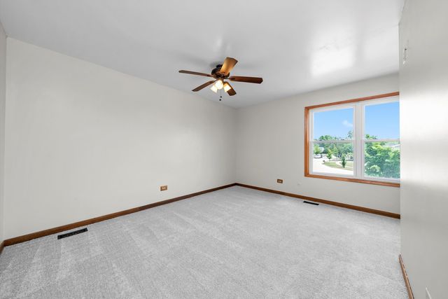 7560 W Hawthorne Lane, Frankfort, IL 60423