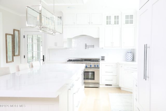 8 Holly Tree Lane, Rumson, NJ 07760