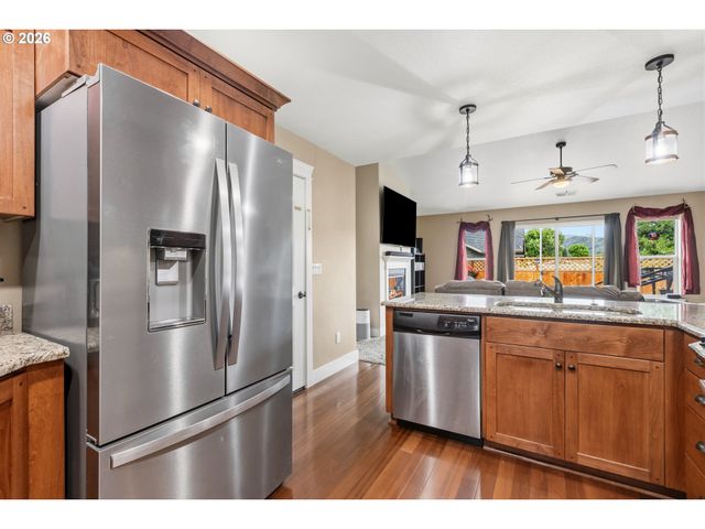 989 Se FAIRWAY Dr, Myrtle Creek, OR 97457