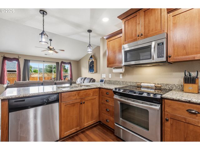 989 Se FAIRWAY Dr, Myrtle Creek, OR 97457