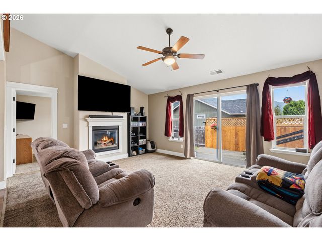 989 Se FAIRWAY Dr, Myrtle Creek, OR 97457