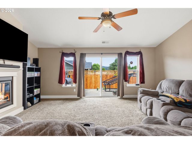 989 Se FAIRWAY Dr, Myrtle Creek, OR 97457