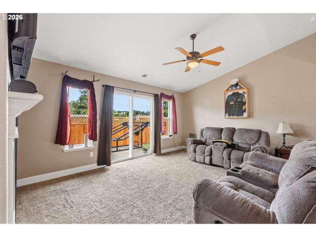 989 Se FAIRWAY Dr, Myrtle Creek, OR 97457