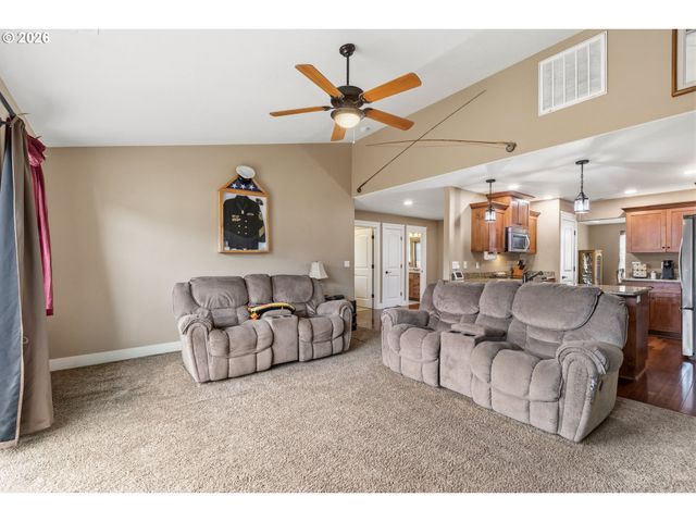 989 Se FAIRWAY Dr, Myrtle Creek, OR 97457