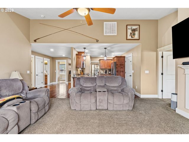 989 Se FAIRWAY Dr, Myrtle Creek, OR 97457