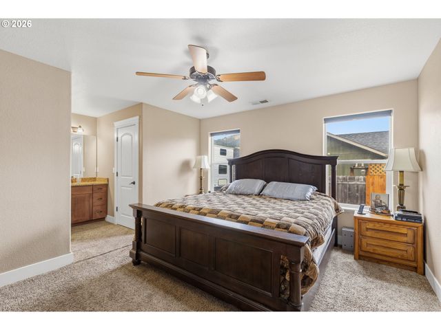 989 Se FAIRWAY Dr, Myrtle Creek, OR 97457