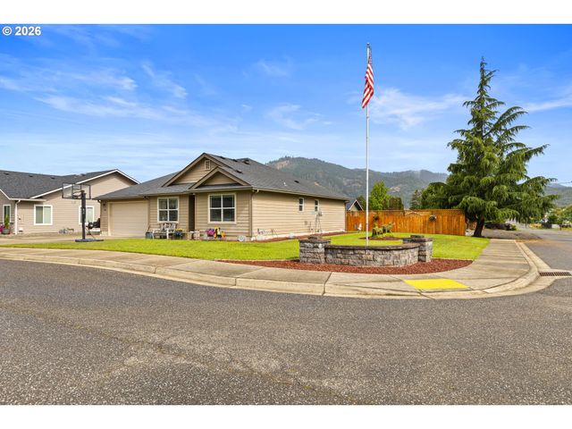 989 Se FAIRWAY Dr, Myrtle Creek, OR 97457