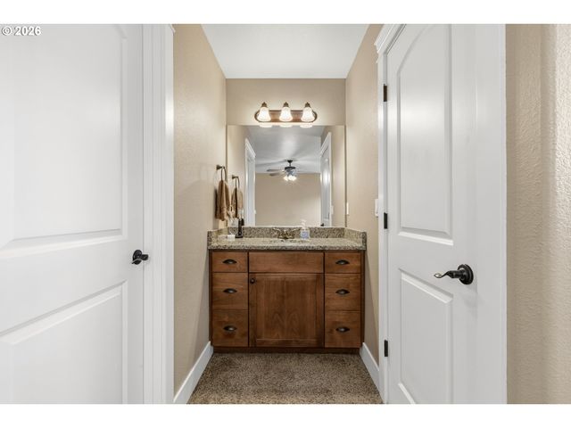 989 Se FAIRWAY Dr, Myrtle Creek, OR 97457