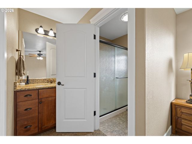 989 Se FAIRWAY Dr, Myrtle Creek, OR 97457