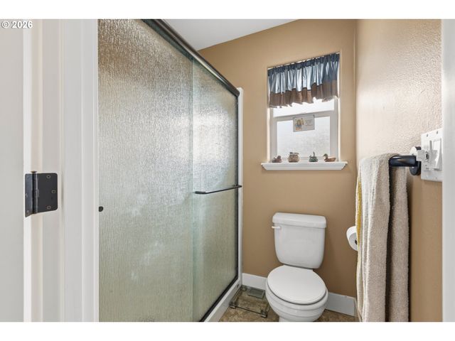 989 Se FAIRWAY Dr, Myrtle Creek, OR 97457