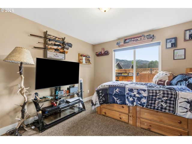 989 Se FAIRWAY Dr, Myrtle Creek, OR 97457
