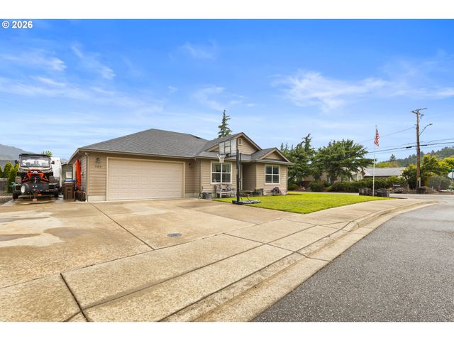 989 Se FAIRWAY Dr, Myrtle Creek, OR 97457